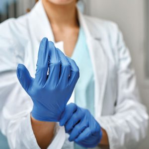 Les avantages insoupçonnés des gants vinyle pour les professionnels de la santé et du nettoyage
